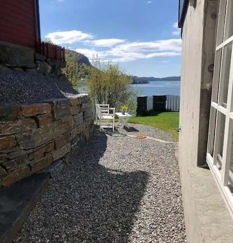 Koselig Nyoppusset 3 Roms Leilighet Med Egen Parkeringsplass I Rolige Omgivelse Naer Sjoen, 2 Mil Nord For Bergen Sentrum.