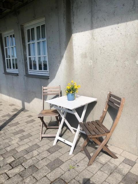 Appartement Koselig Nyoppusset 3 Roms Med Egen Parkeringsplass I Rolige Omgivelse Naer Sjoen, 2 Mil Nord For Sentrum.