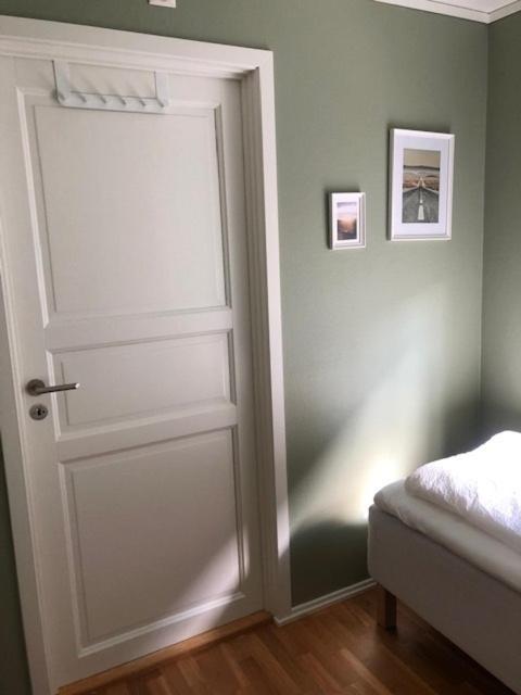 Appartement Koselig Nyoppusset 3 Roms Med Egen Parkeringsplass I Rolige Omgivelse Naer Sjoen, 2 Mil Nord For Sentrum.