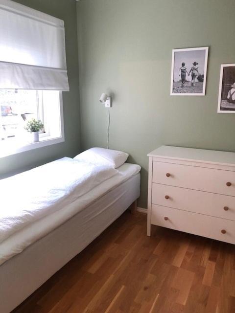 Appartement Koselig Nyoppusset 3 Roms Med Egen Parkeringsplass I Rolige Omgivelse Naer Sjoen, 2 Mil Nord For Sentrum.