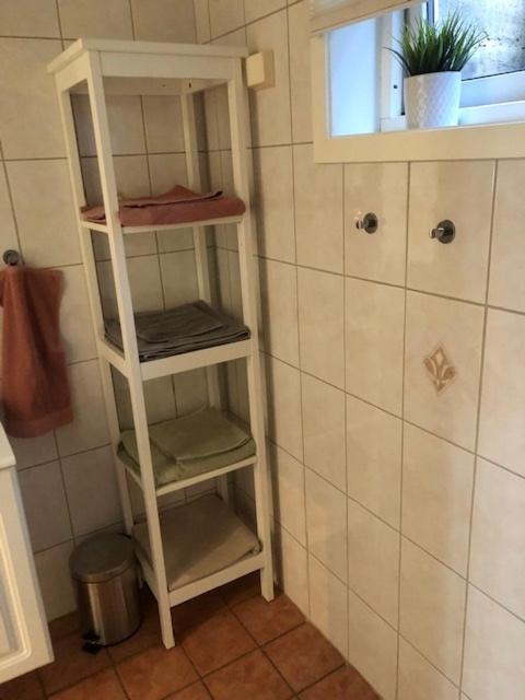 Appartement Koselig Nyoppusset 3 Roms Med Egen Parkeringsplass I Rolige Omgivelse Naer Sjoen, 2 Mil Nord For Sentrum. *